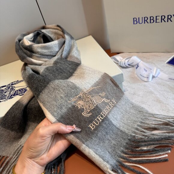 Burberry Women's Scarf - Picture 3 of 5
